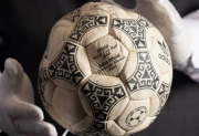 Subastan la pelota del Argentina-Inglaterra de 1986: cuánto vale la reliquia de Maradona