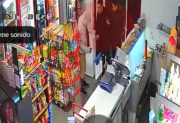 Video: policías de recorrido preventivo frustran el robo de un delincuente en un kiosco