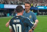 Llorá conmigo: el abrazo de Messi y Scaloni tras el triunfo ante Inglaterra