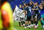 “Las Malvinas son argentinas”: la emotiva bandera que lideró el histórico festejo de la Selección argentina