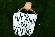 El video que dio la vuelta al mundo: Clara Hoyssay contó cómo grabó sin querer la bandera de Malvinas en el Argentina-Inglaterra