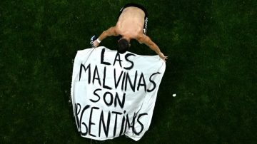 El video que dio la vuelta al mundo: Clara Hoyssay contó cómo grabó sin querer la bandera de Malvinas en el Argentina-Inglaterra