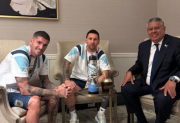 Tapia repitió su clásica foto con Messi y De Paul antes de los octavos