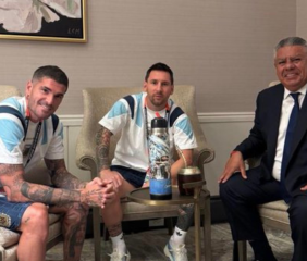 Tapia repitió su clásica foto con Messi y De Paul antes de los octavos