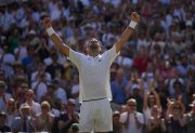 Djokovic sufrió, pero avanzó a cuartos en Wimbledon y superó otro récord de Federer