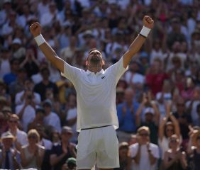 Djokovic sufrió, pero avanzó a cuartos en Wimbledon y superó otro récord de Federer
