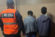 Aprehenden a dos jóvenes tras ser sorprendidos dentro del predio de una empresa