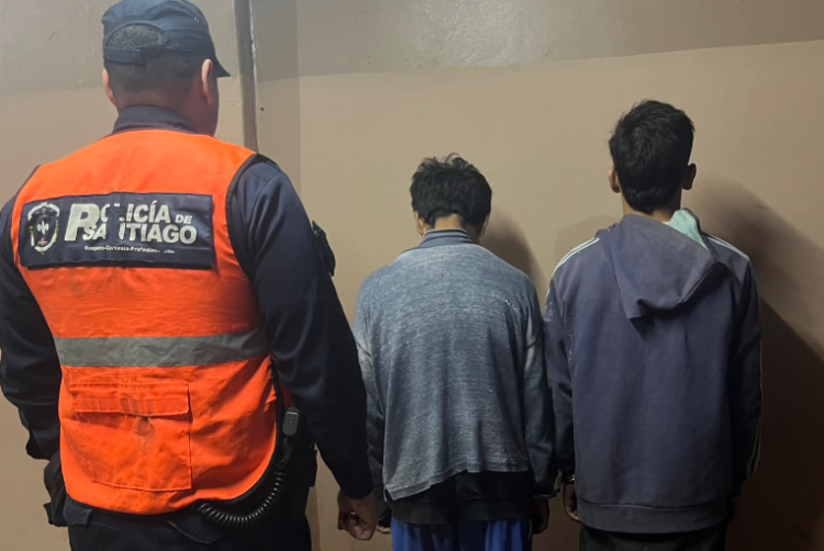 Aprehenden a dos jóvenes tras ser sorprendidos dentro del predio de una empresa
