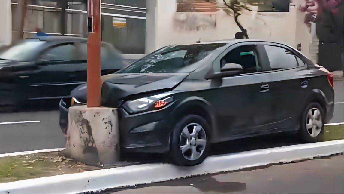 Un automóvil chocó contra un poste de alumbrado sobre avenida Belgrano