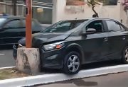 Un automóvil chocó contra un poste de alumbrado sobre avenida Belgrano