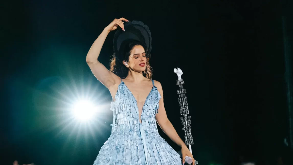 Rosalía pidió disculpas en su primer show en Argentina: “Tremenda cagada. Nunca fue mi intención”