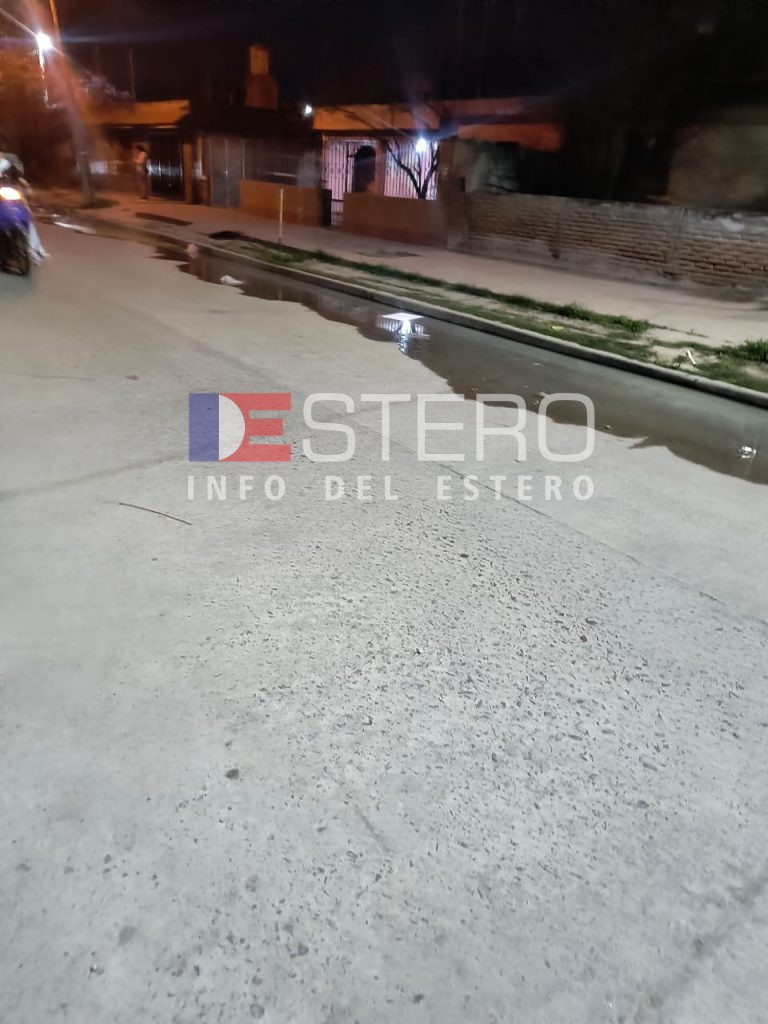 “No podemos seguir así”: vecinos del B° Rivadavia conviven con el agua cloacal en las calles
