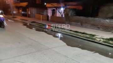 “No podemos seguir así”: vecinos del B° Rivadavia conviven con el agua cloacal en las calles