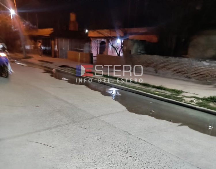 “No podemos seguir así”: vecinos del B° Rivadavia conviven con el agua cloacal en las calles