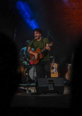 Raly Barrionuevo en el Teatro 25 de Mayo