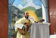 “Mi mamá me enseñó la importancia de Dios”: el testimonio del padre Federico en el Día del Párroco