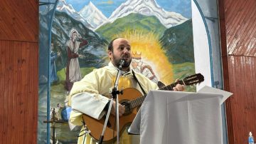 “Mi mamá me enseñó la importancia de Dios”: el testimonio del padre Federico en el Día del Párroco
