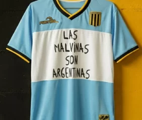 Video: Almirante Brown rindió homenaje a las Islas Malvinas con una camiseta conmemorativa
