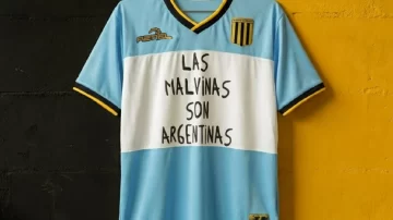 Video: Almirante Brown rindió homenaje a las Islas Malvinas con una camiseta conmemorativa