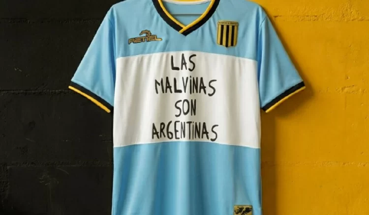Video: Almirante Brown rindió homenaje a las Islas Malvinas con una camiseta conmemorativa