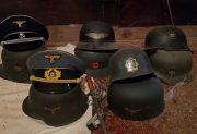 FOTOS. Hallaron fusiles, granadas y símbolos nazis en la vivienda de un hombre de 89 años