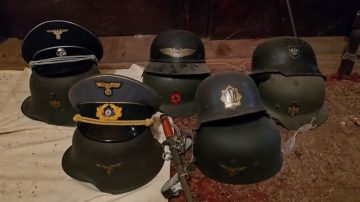FOTOS. Hallaron fusiles, granadas y símbolos nazis en la vivienda de un hombre de 89 años