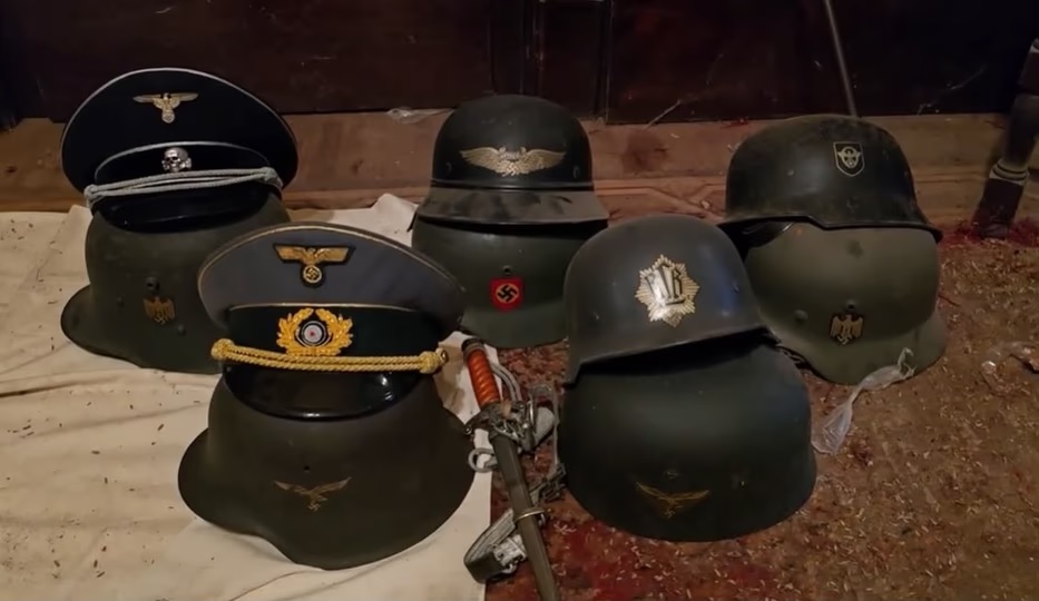 FOTOS. Hallaron fusiles, granadas y símbolos nazis en la vivienda de un hombre de 89 años