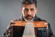 Demi Carabajal presentará “Ordenando el Caos” con un concierto en la casa de la familia Carabajal