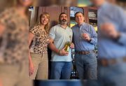 Claudia y Gerardo Zamora participaron del tradicional ritual de la caña con ruda por el Día de la Pachamama