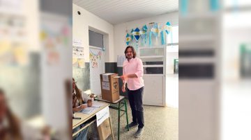 Felipe Cisneros emitió su voto y convocó a los vecinos a participar de la jornada democrática