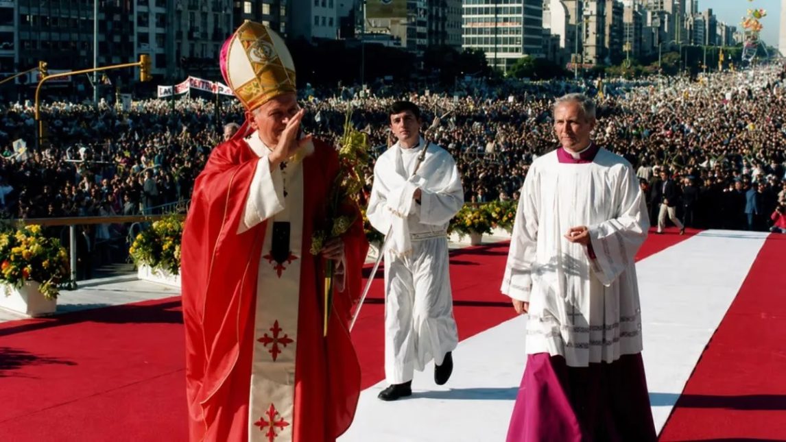 El único papa que visitó la Argentina: cuándo vino y por qué sus viajes hicieron historia