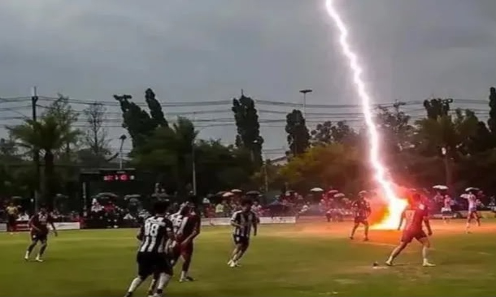 Un futbolista murió tras ser alcanzado por un rayo durante un partido en Tailandia