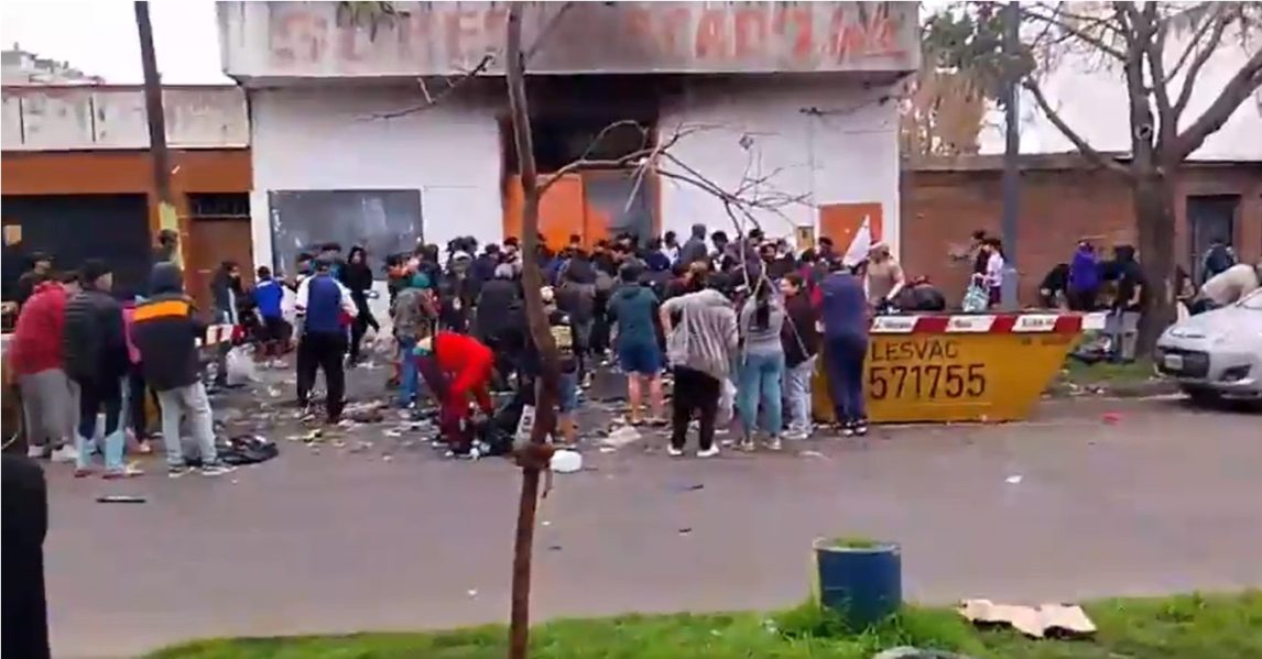 Rosario: vecinos intentaron llevarse mercadería de un supermercado que se incendió