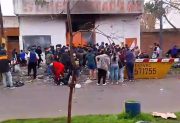 Rosario: vecinos intentaron llevarse mercadería de un supermercado que se incendió